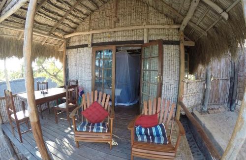 Inhambane House | Stunning sea view, charming beach cottage in Barra, Mozambique - 4x4