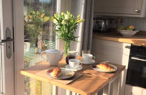 Nantwich Cabin | STUNNING SHEPHERDS HUT WITH HOT TUB IN BEAUTIFUL RURAL CHESHIRE, NEAR NANTWICH
