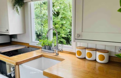 Nantwich Cabin | STUNNING SHEPHERDS HUT WITH HOT TUB IN BEAUTIFUL RURAL CHESHIRE, NEAR NANTWICH
