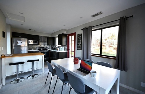 Midpines House | Stunning Sierra Views, 22 miles to Yosemite, Private Pickleball Court