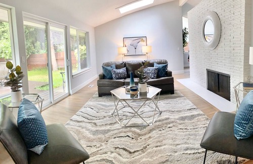 SeaTac House | Stunning Single Level Home w/ Outdoor Spa Jacuzzi!