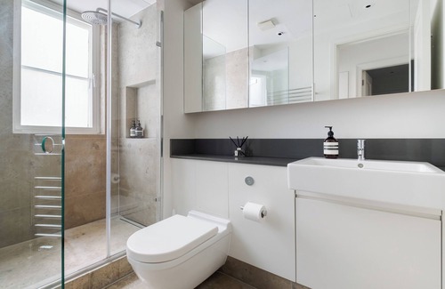 Brompton & Hans Town Apartment | Stunning single-level Knightsbridge - Cadogan Square flat w/lift & garden access