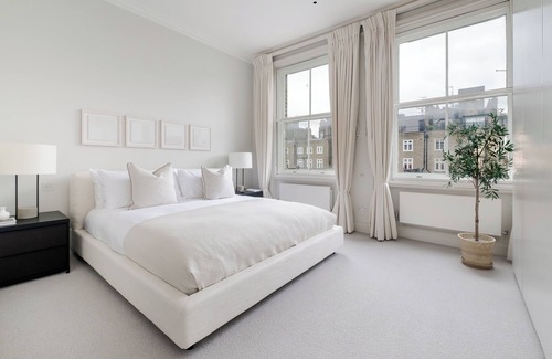 Brompton & Hans Town Apartment | Stunning single-level Knightsbridge - Cadogan Square flat w/lift & garden access