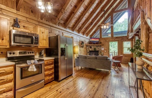 Pigeon Forge House | Stunning Smoky Mountain Cabin Retreat