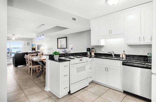 Pensacola Beach Condo | 🏝️Stunning Sound Front Views-Walk2Beach-Pool-2BR Boardwalk D6