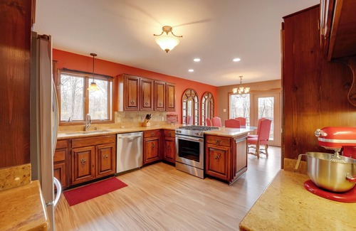 Southaven House | Stunning Southaven Estate: Pool & Spacious Deck!