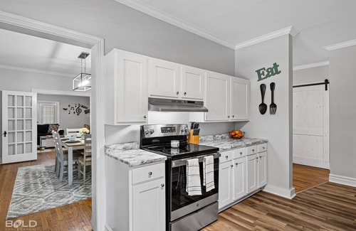 Caddo Heights-South Highlands House | Stunning, southern charm home w/king bed