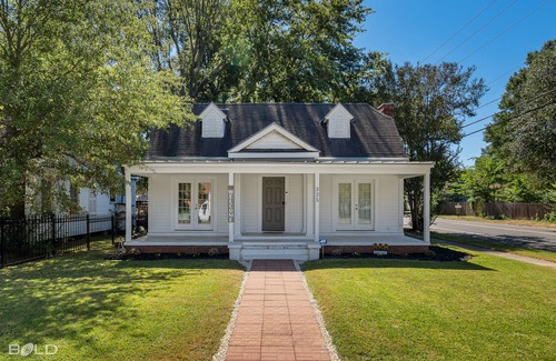 Caddo Heights-South Highlands House | Stunning, southern charm home w/king bed