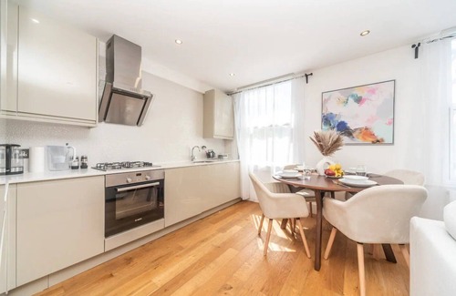 Hammersmith Broadway Apartment | Stunning Spacious En-Suite Flat - 6 min to Trains -Pass The Keys