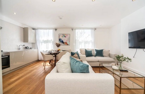 Hammersmith Broadway Apartment | Stunning Spacious En-Suite Flat - 6 min to Trains -Pass The Keys