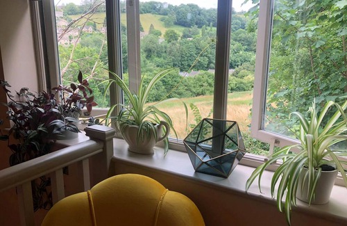 Inchbrook Apartment | Stunning Studio Apartment. Sauna & PRIVATE Hot Tub in the Heart of the Cotswolds