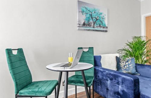 Glyndon Apartment | Stunning studio flat with free on-street parking!