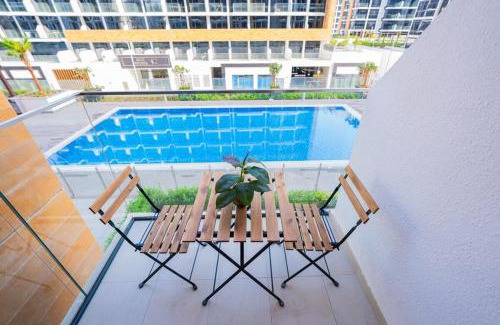 Nad Al Sheba Apartment | Stunning Studio with Swimming Pool View