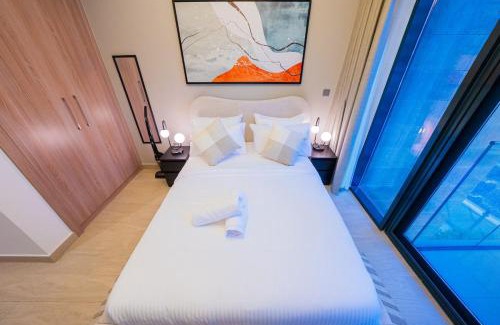 Nad Al Sheba Apartment | Stunning Studio with Swimming Pool View