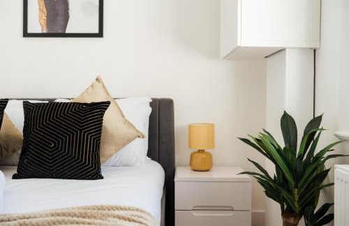 Askew Apartment | Stunning & Stylish 2 Bed Flat in West London
