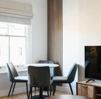 Askew Apartment | Stunning & Stylish 2 Bed Flat in West London