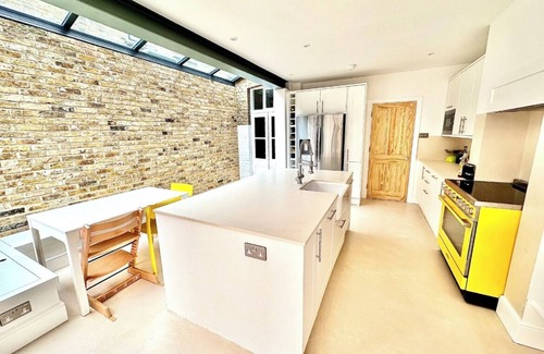 Woolwich Common House | Stunning sunny, leafy, family mid terrace that's 20mins into central London