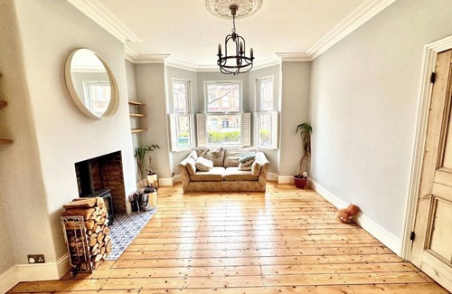 Woolwich Common House | Stunning sunny, leafy, family mid terrace that's 20mins into central London