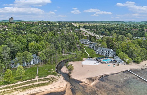 Acme Condo | 🏖️ Stunning Sunset Bay Views @ The Shores | Traverse Bay Views | Moments to the Beach