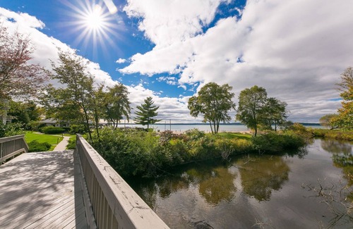 Acme Condo | 🏖️ Stunning Sunset Bay Views @ The Shores | Traverse Bay Views | Moments to the Beach