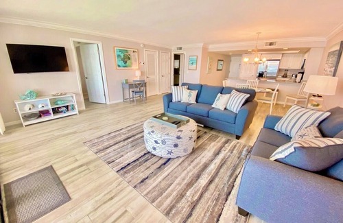 Punta Rassa Condo | Stunning Sunsets & Water Views w/Heated Pool & Beach Near Sanibel
