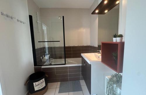 Meyzieu Nord Ouest Apartment | Stunning T2 pool box-Meyzieu Gare-Stade-Eurexpo