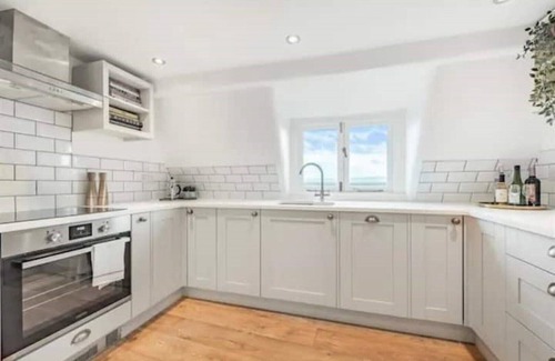 Clifton Apartment | Stunning Top Floor Flat in Clifton Crescent