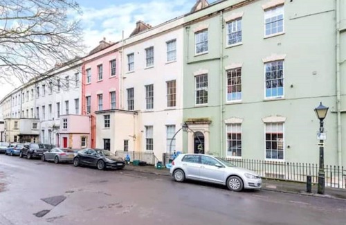 Clifton Apartment | Stunning Top Floor Flat in Clifton Crescent