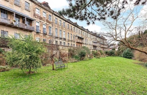 Clifton Apartment | Stunning Top Floor Flat in Clifton Crescent