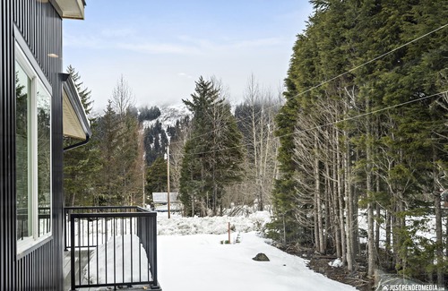 Girdwood House | Stunning townhome in Girdwood w/game room and sauna!