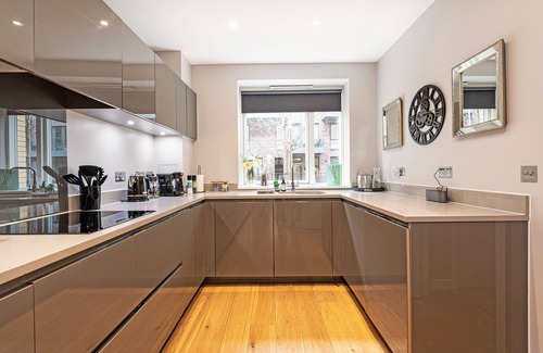 Northcote House | Stunning Townhouse XII - Cosy but spacious home from home stays, all in one.