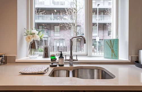 Northcote House | Stunning Townhouse XII - Cosy but spacious home from home stays, all in one.