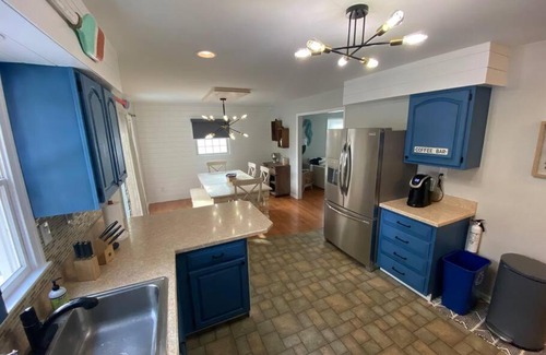 Villas House | Stunning and Spacious 3br/2.5 ba only a block to the Bay Beaches