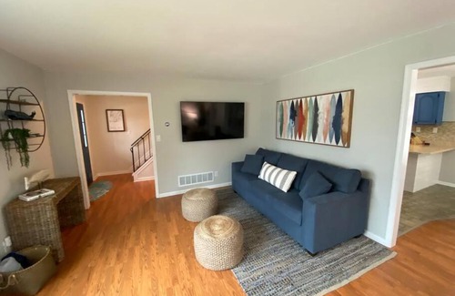 Villas House | Stunning and Spacious 3br/2.5 ba only a block to the Bay Beaches