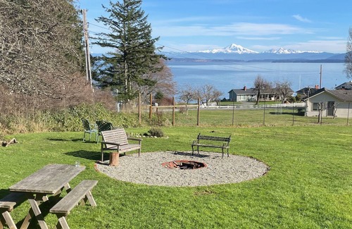 Eastsound House | Stunning views, 6-Bedroom Farmhouse with beach access and mooring