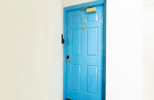 Belfast Central District Apartment | Stunning views and city side-Belfast City-2 Bedroom-5 Guests-Wifi & Parking
