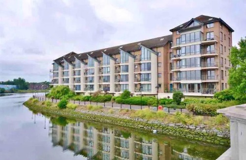 Belfast Central District Apartment | Stunning views and city side-Belfast City-2 Bedroom-5 Guests-Wifi & Parking