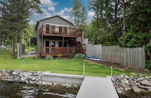 Town of Nelson House | Stunning views from this lake house on the water