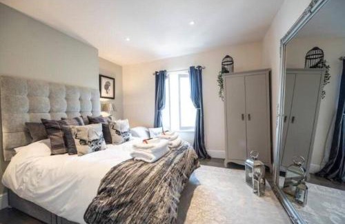 Hoole House | Stunning Views, Hot Tub, 5 minutes to Chester