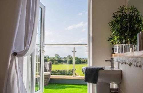 Hoole House | Stunning Views, Hot Tub, 5 minutes to Chester