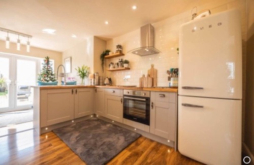 Hoole Cottage | Stunning Views, Hot Tub, 5 minutes to Chester
