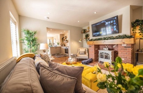 Hoole Cottage | Stunning Views, Hot Tub, 5 minutes to Chester
