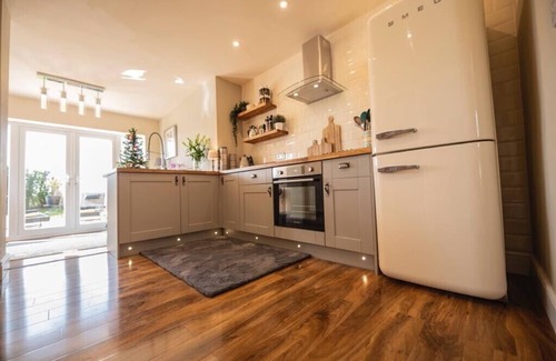Hoole Cottage | Stunning Views, Hot Tub, 5 minutes to Chester