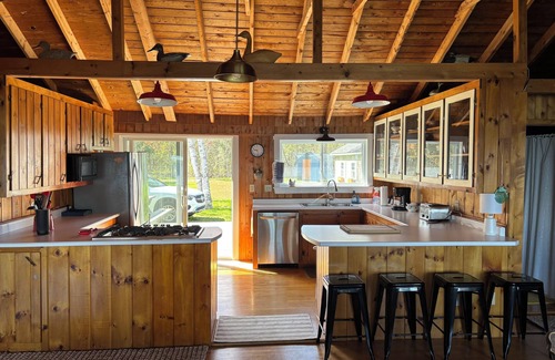 Newport Cottage | STUNNING VIEWS of LAKE MEMPHREMAGOG from cozy yet roomy 3 bed/2bath cottage!
