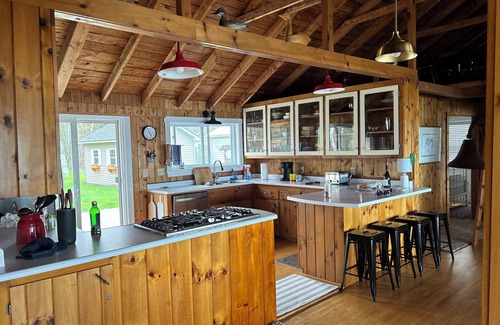 Newport Cottage | STUNNING VIEWS of LAKE MEMPHREMAGOG from cozy yet roomy 3 bed/2bath cottage!