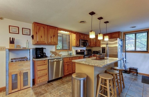Gatlinburg - Pigeon Forge Cabin | Stunning Views & Serenity – Near Town, Trails & Adventure!