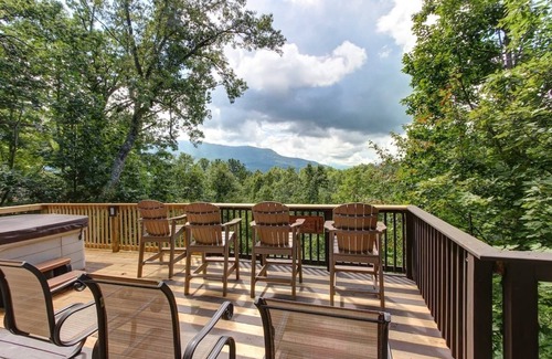 Gatlinburg - Pigeon Forge Cabin | Stunning Views & Serenity – Near Town, Trails & Adventure!