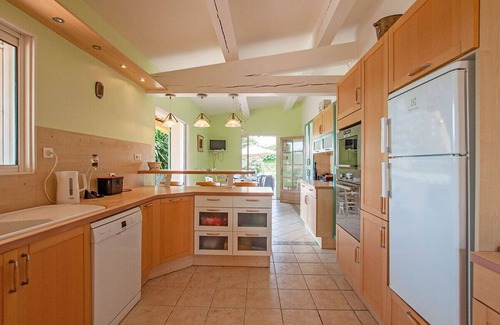 Chateauneuf-Grasse Villa | Stunning villa with salt water infinity pool, terrace bar, kitchen & pizza oven.