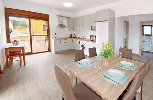Benamocarra Villa | STUNNING VILLA 8P-AIRCO-15 KM FROM BEACH-POOL-SUMMERKITCHEN-VIEWS-PETS-PRIVACY