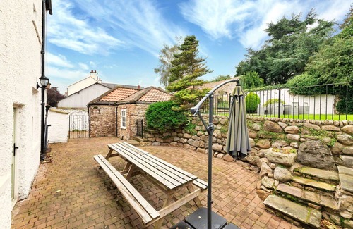 Catterick House | Stunning villa for 14 guests with WIFI, hot tub, TV, pets allowed and parking
